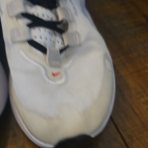 Nike White and Black Running Shoes with Gold Swoosh - Picture 4 of 13